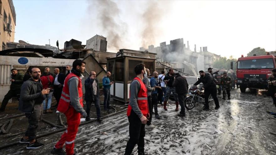 La gente revisa los daños tras un ataque israelí en el distrito de Mazzeh, en Damasco, capital siria, 14 de noviembre de 2024. (Foto: Getty Images)