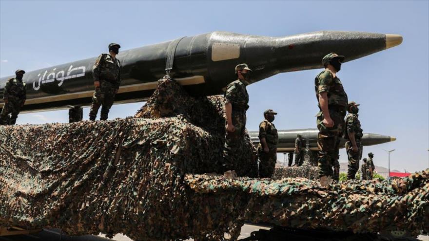 Las fuerzas armadas de Yemen exhiben varios misiles balísticos durante un desfile militar en Saná, la capital.