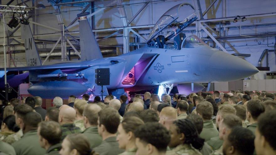 Los pilotos de cazas F-15 y el personal de la Fuerza Aérea de EE.UU. en una ceremonia.