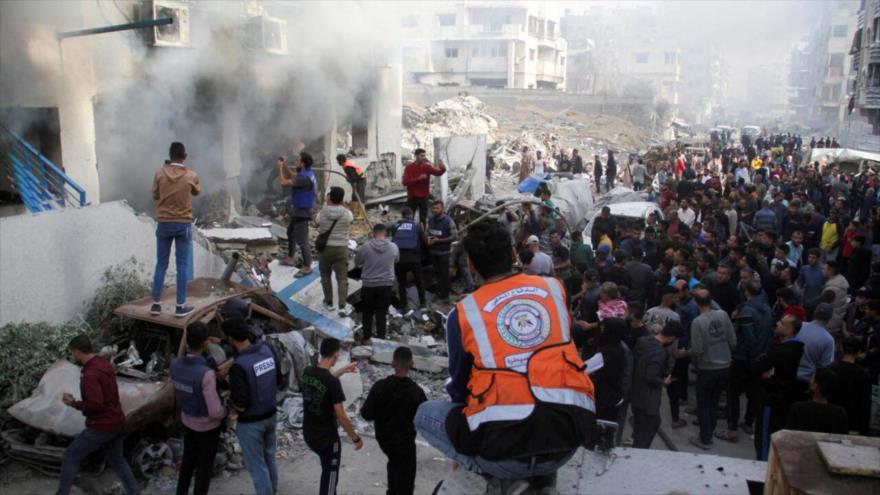 Palestinos inspeccionan daños en una escuela que alberga a personas desplazadas, tras ataque israelí, Gaza, 14 de noviembre de 2024. (Foto: Reuters)