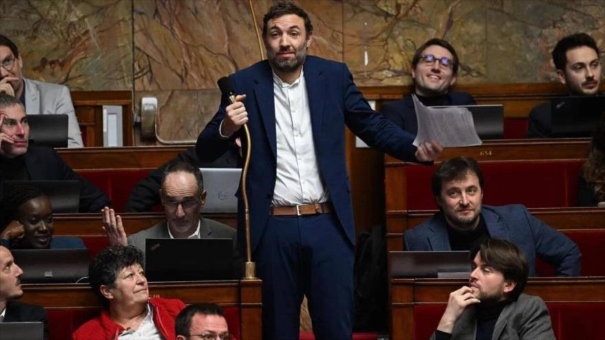 El diputado francés Thomas Portes habla durante una sesión del Parlmanto del país europeo.