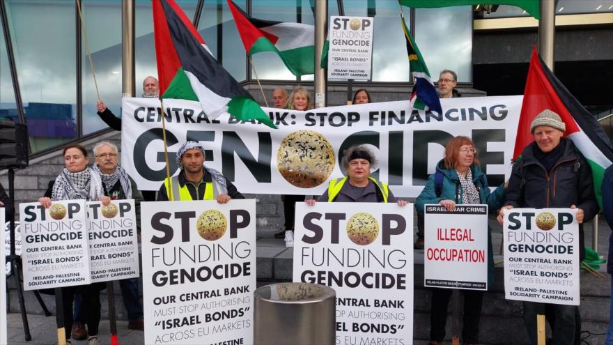 Protestan en Irlanda contra venta de bonos israelíes con el lema de “Dejen de financiar genocidio”, Dublín, 15 de noviembre de 2024.