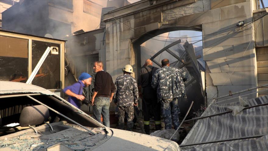 Las fuerzas de seguridad sirias inspeccionan los daños en el lugar de un ataque aéreo en el barrio de Mazzeh, Damasco, 14 de noviembre de 2024. (Foto: EPA)