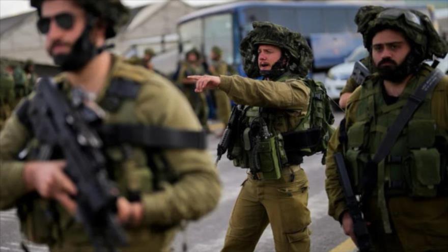 Fuerzas israelíes en una carretera cercana a los límites entre los territorios palestinos ocupados con el Líbano. (Foto: AP)
