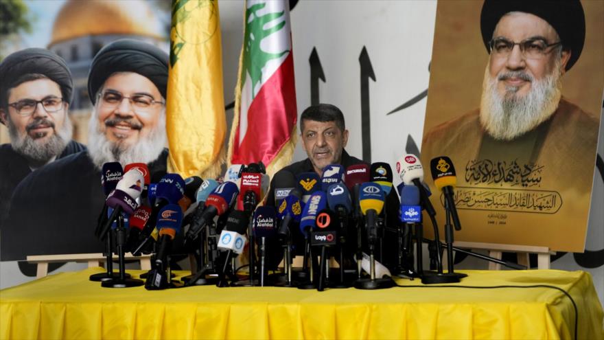 El portavoz de Hezbolá, Muhammed Afif, habla durante una conferencia de prensa en el suburbio sur de Beirut, 11 de noviembre de 2024. (Foto: AP)