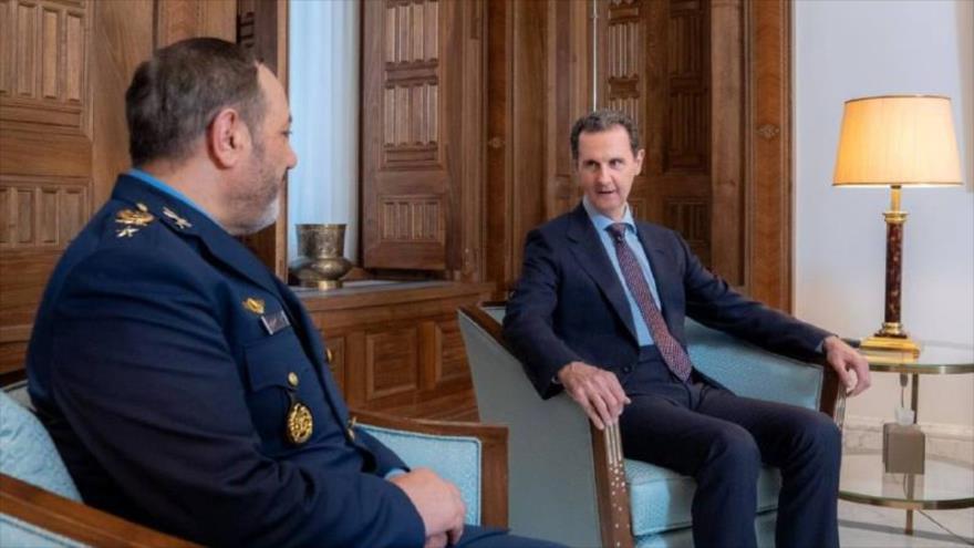 El presidente sirio, Bashar al-Asad (dcha.), y el ministro de Defensa de Irán, el general de brigada Aziz Nasirzade, en Damasco, 17 de noviembre de 2024.