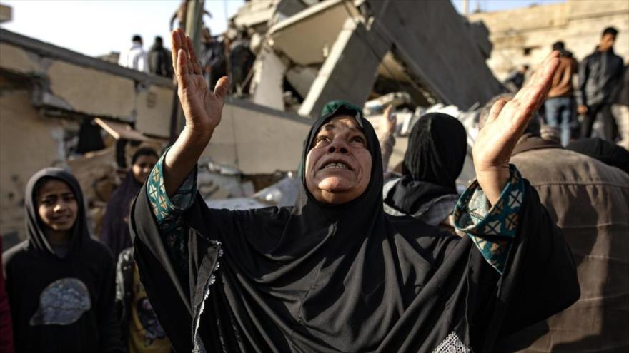 Una mujer palestina se lamenta tras un ataque israelí contra el campamento de refugiados de Rafah, sur de Franja de Gaza. (Foto: EFE)