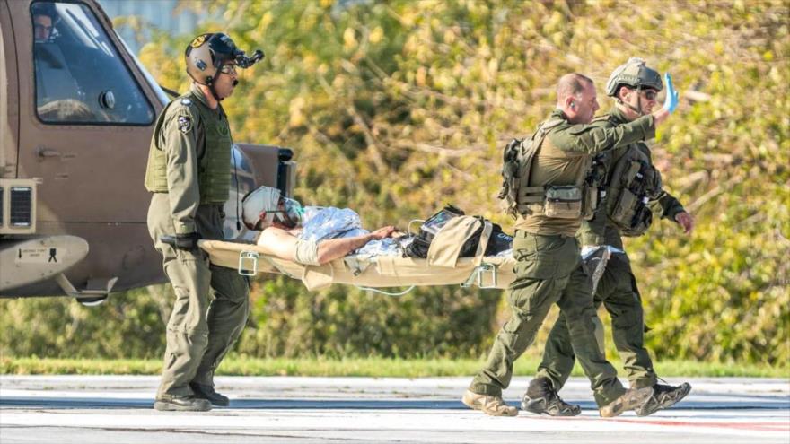 Soldados israelíes trasladan a uno de sus colegas herido en batalla al Hospital Beilinson, cerca de Tel Aviv, 18 de diciembre de 2023.