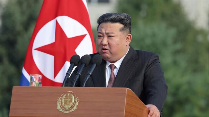 Líder norcoreano, Kim Jong-un habla durante una visita a la Universidad de Defensa Nacional en Pyongyang, Corea del Norte, 7 de octubre de 2024.