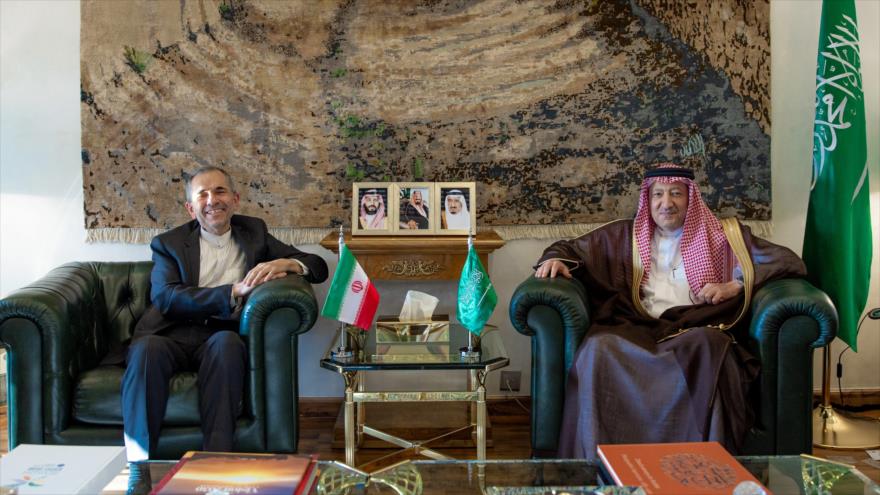 El viceministro de Relaciones Exteriores de Irán, Majid Takht Ravanchi (izq.), se reúne con su homólogo saudí, Waleed el-Khereiji, el 18 de noviembre de 2024.