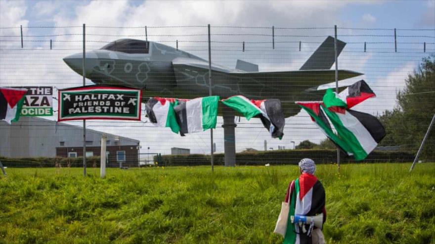 Un activista propalestino protesta contra suministro de armas británicas a Israel frente a una fábrica de BAE Systems en Preston. (Foto: The Observer)