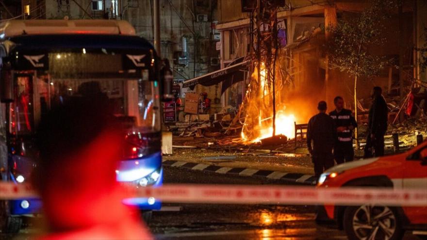 La escena del impacto de un fragmento de misil de Hezbolá en localidad de Ramat Gan, próxima aTel Aviv, 18 de noviembre de 2024. 