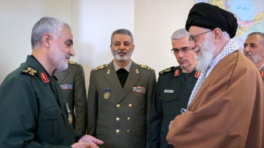 Qasem Soleimani, comandante de la Fuerza Quds del CGRI (izda.) y el Líder de Irán, el ayatolá Seyed Ali Jamenei (dcha.) y otros comandantes iraníes.