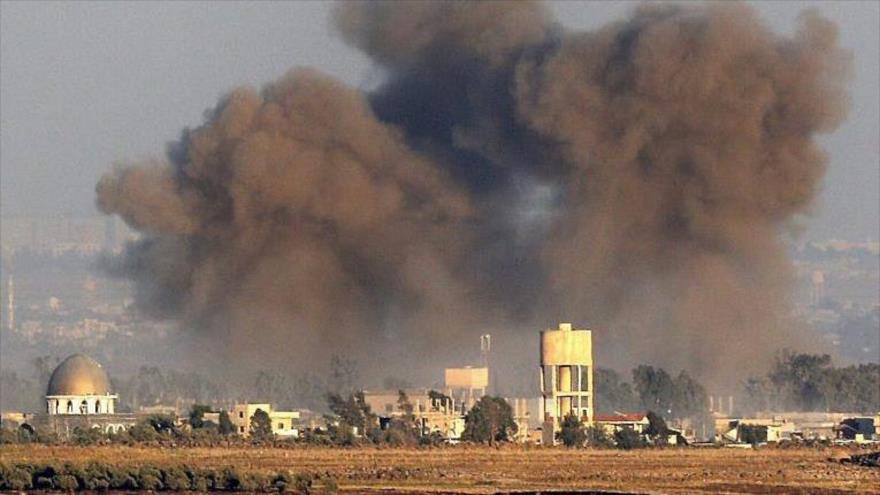 El humo se eleva sobre los edificios en Siria tras un ataque de Israel. (Foto: AFP)