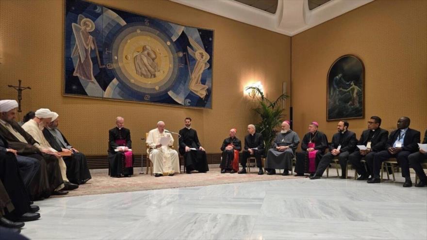 El Papa Francisco (C), recibe a una delegación iraní (izda.), en el Vaticano, noviembre de 2024.