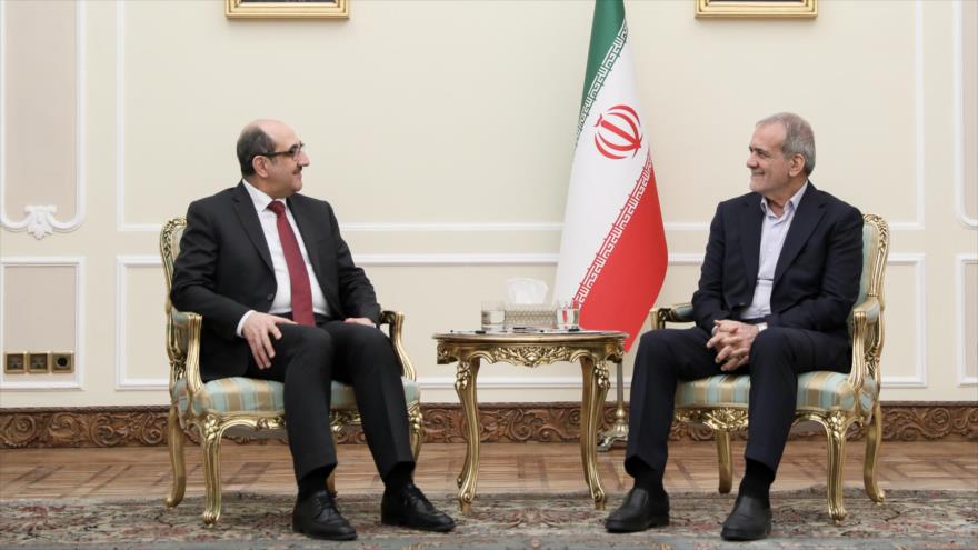 Presidente de Irán, Masud Pezeshkian (dcha.), reunido con el canciller de Siria, Basam al-Sabaq, en Teherán, 20 de noviembre de 2024. 