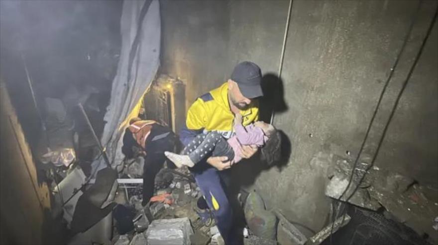 Niña herida rescatada de los escombros tras un ataque israelí a una vivienda en el vecindario de Sheij Radwan, norte de Gaza, 20 de noviembre de 2024.