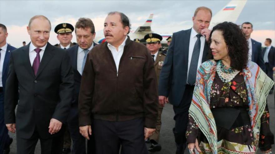 Presidente de Nicaragua, Daniel Ortega (centro) y la vicepresidenta Rosario Murillo, reciben al presidente de Rusia, Vladímir Putin, 11 de julio de 2014.