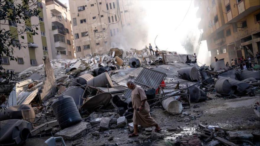 Un palestino pasa ante los restos de un edificio destruido en un ataque israelí, Franja de Gaza. (Foto: AP)