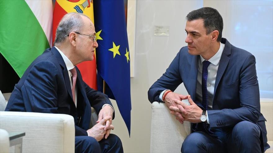 El presidente del Gobierno español, Pedro Sánchez(izd.), y el primer ministro palestino, Mohammad Mustafa, reunido en el Complejo de la Moncloa, Madrid, 21 de noviembre de 2024.