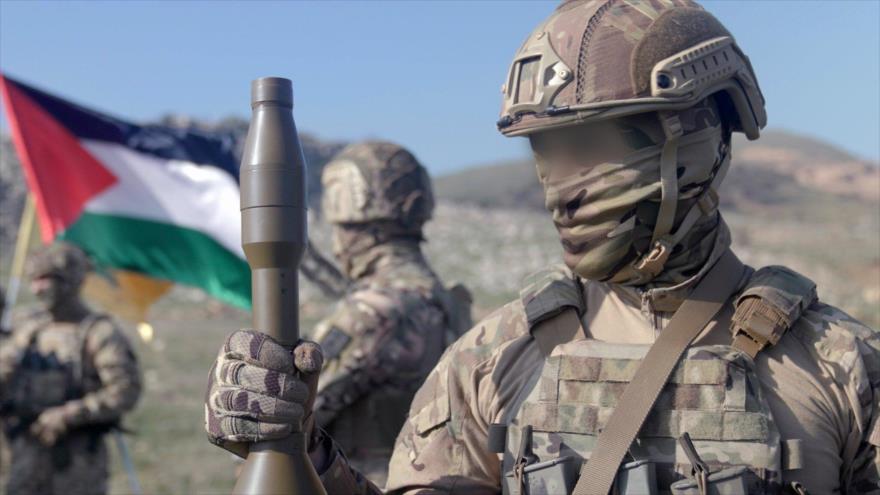 Combatientes de Hezbolá con una bandera de Palestina.