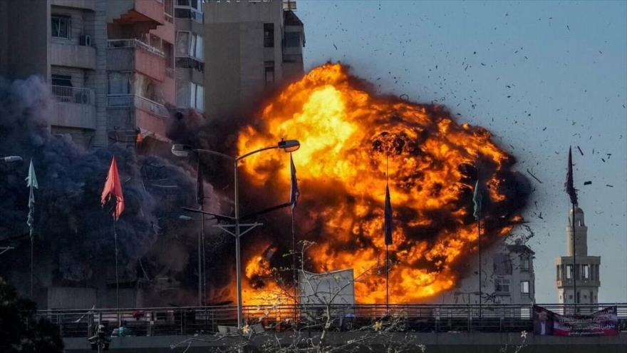 Espeso humo y llamas brotan de un ataque aéreo israelí sobre Tayouneh, Beirut, Líbano,15 de noviembre de 2024.
