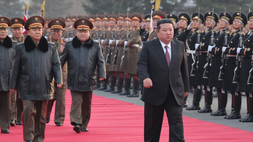 El líder norcoreano, Kim Jong-un, entre los militares durante un desfile.
