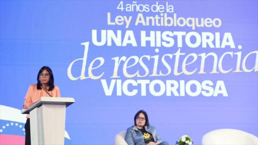 La vicepresidenta de Venezuela, Delcy Rodríguez (izda.) en un evento con motivo del 4.º aniversario de la aprobación de la Ley Antibloqueo, 22 de noviembre de 2024.