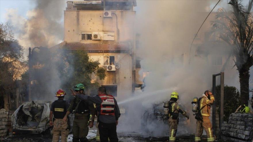 Bomberos intentan apagar el incendio provocado tras un ataque de Hezbolá cerca de la ciudad de Haifa, en el norte de la Palestina ocupada, septiembre de 2024. (Foto: AP)