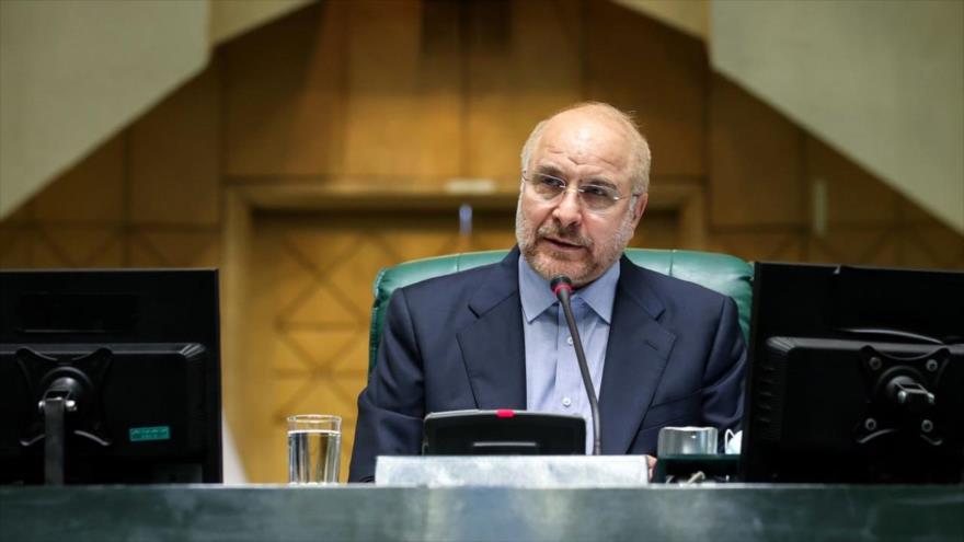 El presidente del Parlamento iraní, Mohamad Baqer Qalibaf, ofrece un discurso en una sesión plenaria del Legislativo.