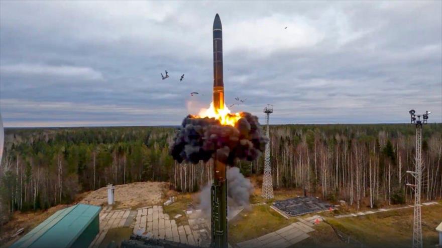 Rusia dispara un misil balístico intercontinental Yars durante unos ejercicios nucleares desde un sitio de lanzamiento en Plesetsk, en el noroeste del país, 26 de octubre de 2022.