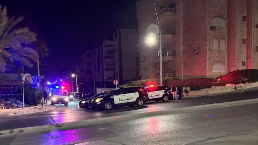 Vehículos policiales en una calle cerca de la embajada de Israel en Amán (Jordania), tras un mortal tiroteo, 24 de noviembre de 2024. (Foto: REUTERS)