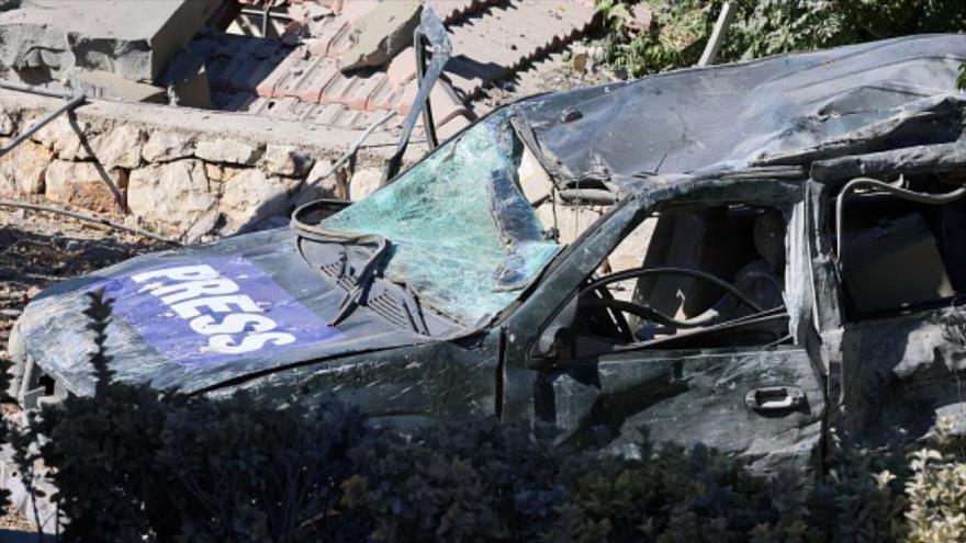 Coche de periodistas, en el lugar de un ataque aéreo israelí en un área donde se encontraban varios periodistas en la aldea de Hasbaya, en el sur del Líbano, el 25 de octubre de 2024. (Foto: AFP)