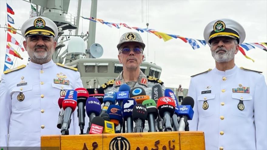 El jefe de Estado Mayor de FF.AA. de Irán, Mohamad Hosein Baqeri (c), el comandante de la Armada, Shahram Iraní (izda.) y el comandante del Ejército, Seyed Abdul Rahim Musavi.