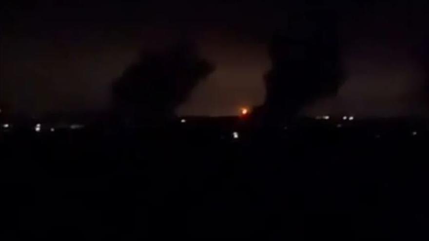 Humo se levanta de algunos edificios residenciales en al-Qusayr, en provincia de Homs, al sur de Siria, 25 de noviembre de 2024.
