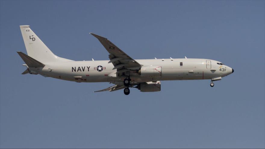 Un avión Boeing P-8A Poseidon de la Armada de EE.UU. vuela cerca de una base aérea naval en Japón, 2 de mayo de 2020.