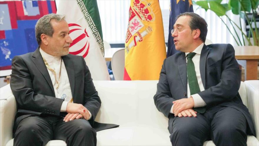 El canciller iraní, Abás Araqchi (izda.), reunido con su homólogo español, José Manuel Albares Bueno, en Cascaes (Portugal), 26 de noviembre de 2024.