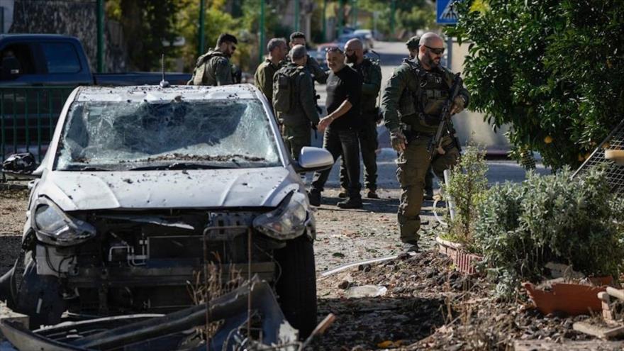 El ejército israelí inspecciona el lugar donde cayó un cohete disparado desde el Líbano en el asentamiento Kiryat Shmona, en el norte, 26 de noviembre de 2024.