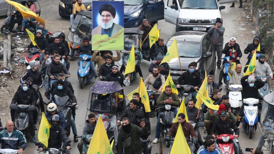 Libaneses con banderas de Hezbolá y fotos del mártir Seyed Hasan Nasralá, celebran victoria ante Israel, Beirut, 27 de noviembre de 2024. (Foto: Reuters)