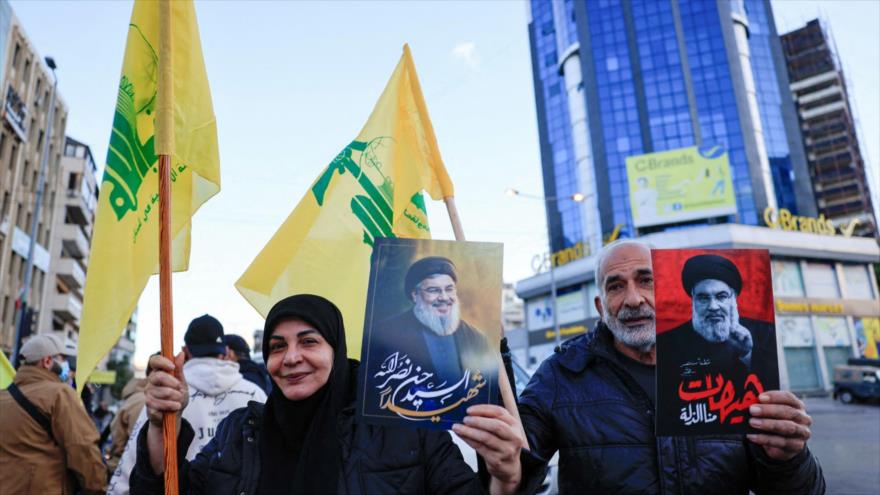 Libaneses con bandera de Hezbolá y foto del mártir Seyed Hasan Nasralá, celebran victoria ante Israel, Beirut, 27 de noviembre de 2024. (Foto: Reuters)