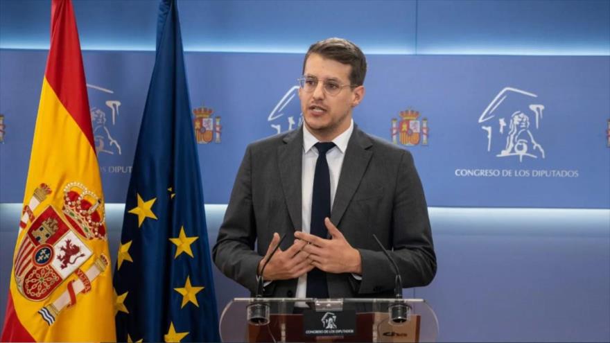 El diputado español, Jorge Pueyo, en rueda de prensa en el Congreso, 26 de noviembre de 2024.