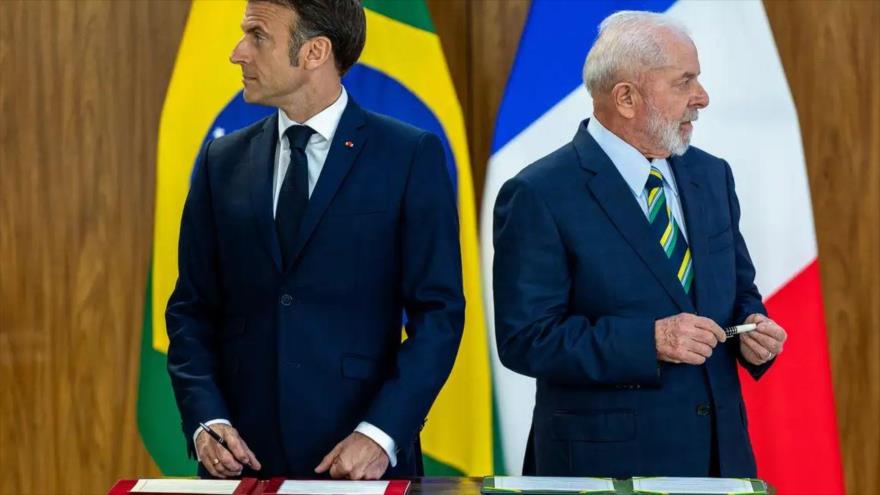 El presidente de Brasil, Luiz Inácio Lula da Silva (derecha), y el mandatario francés, Emmanuel Macron.