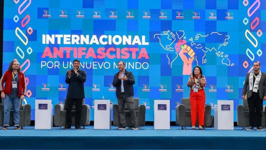 El canciller venezolano, Yván Gil (centro), durante el ‘Encuentro Internacional Antifascista’ en Venezuela, 26 de noviembre de 2024.