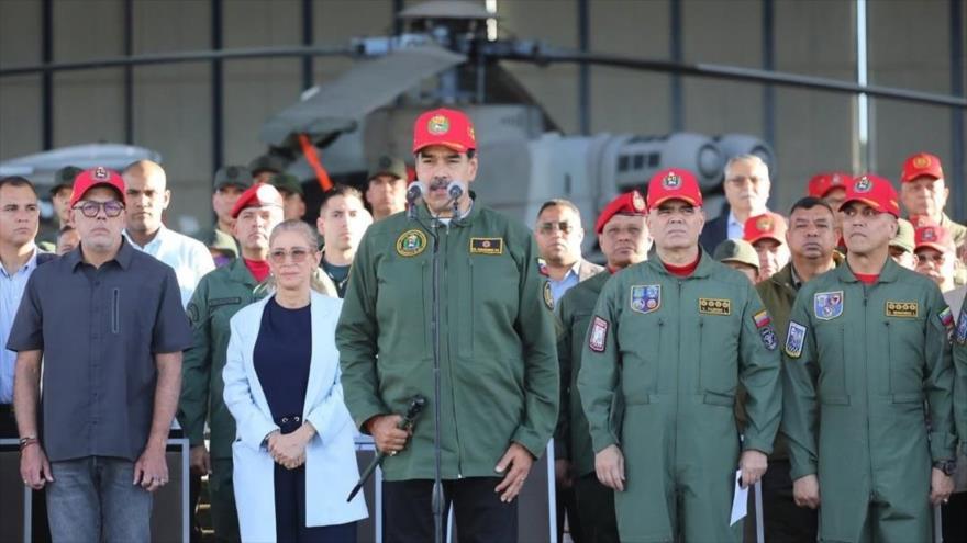 El presidente de Venezuela, Nicolás Maduro, entre militares, 26 de noviembre de 2024.