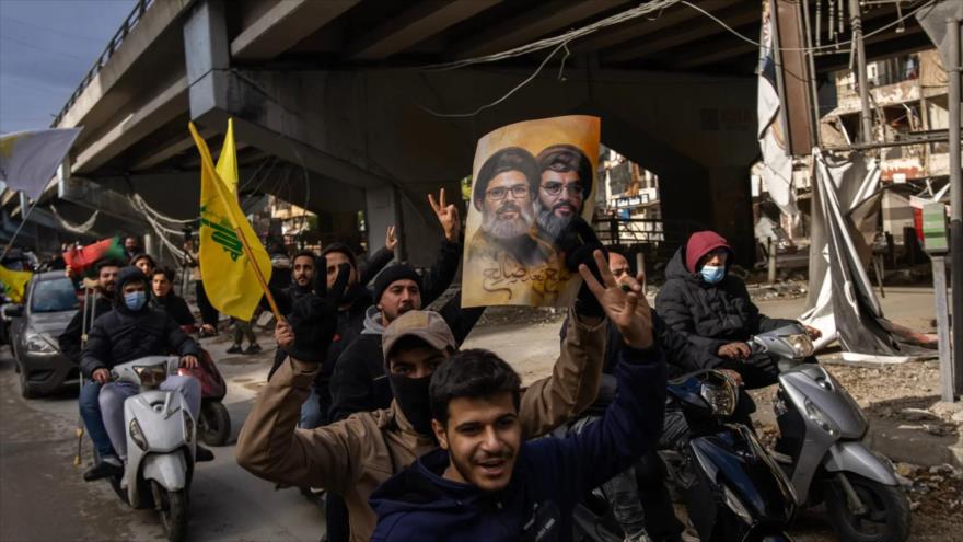 Gente celebrando la victoria de Hezbolá tras el alto el fuego con Israel, Dahiya, sur de Beirut, capital libanesa, 27 de noviembre de 2024.