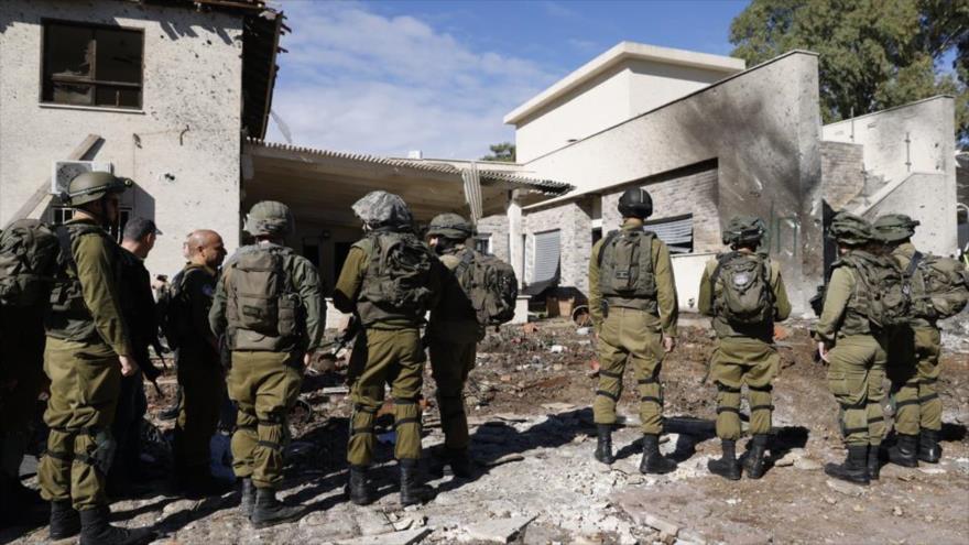 Israelíes frente a una casa alcanzada por cohetes disparados por Hezbolá desde el Líbano en la ciudad norteña de Kiryat Shmona el 26 de noviembre de 2024. (foto: AFP)