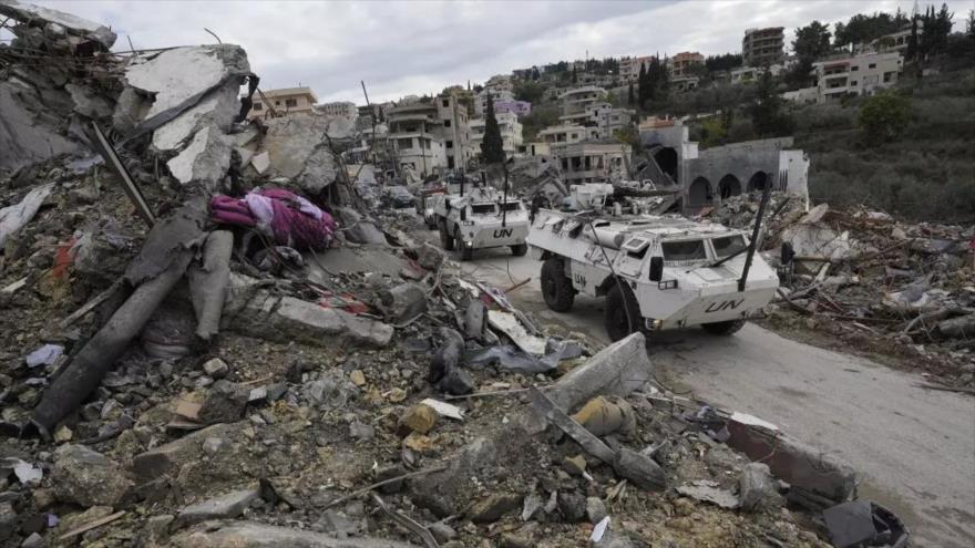 Una patrulla de la fuerza de paz de la ONU pasa junto a edificios destruidos en el pueblo de Chehabiyeh, sur de Líbano, 28 de noviembre de 2024. Foto: AP