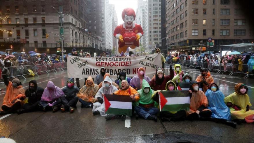 Los propales tinos protestan durante el Desfile del Día de Acción de Gracias, Nueva York, 28 de noviembre de 2024. (Foto: Reuters)