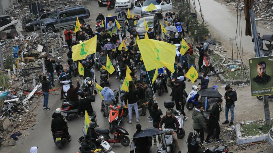 Los partidarios de Hezbolá ondean las banderas del movimiento tras la entrada en vigor de la tregua en el sur de Beirut, 27 de noviembre de 2024,.