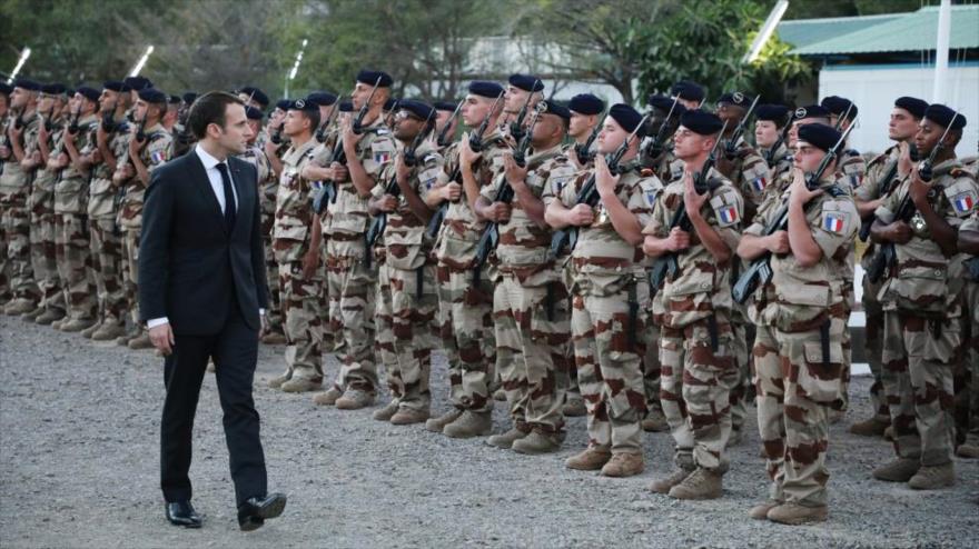 Presidente francés, Emmanuel Macron, revisa las tropas galas desplegadas en una base en Yamena, capital de Chad, 22 de diciembre de 2018. (Foto: AFP)